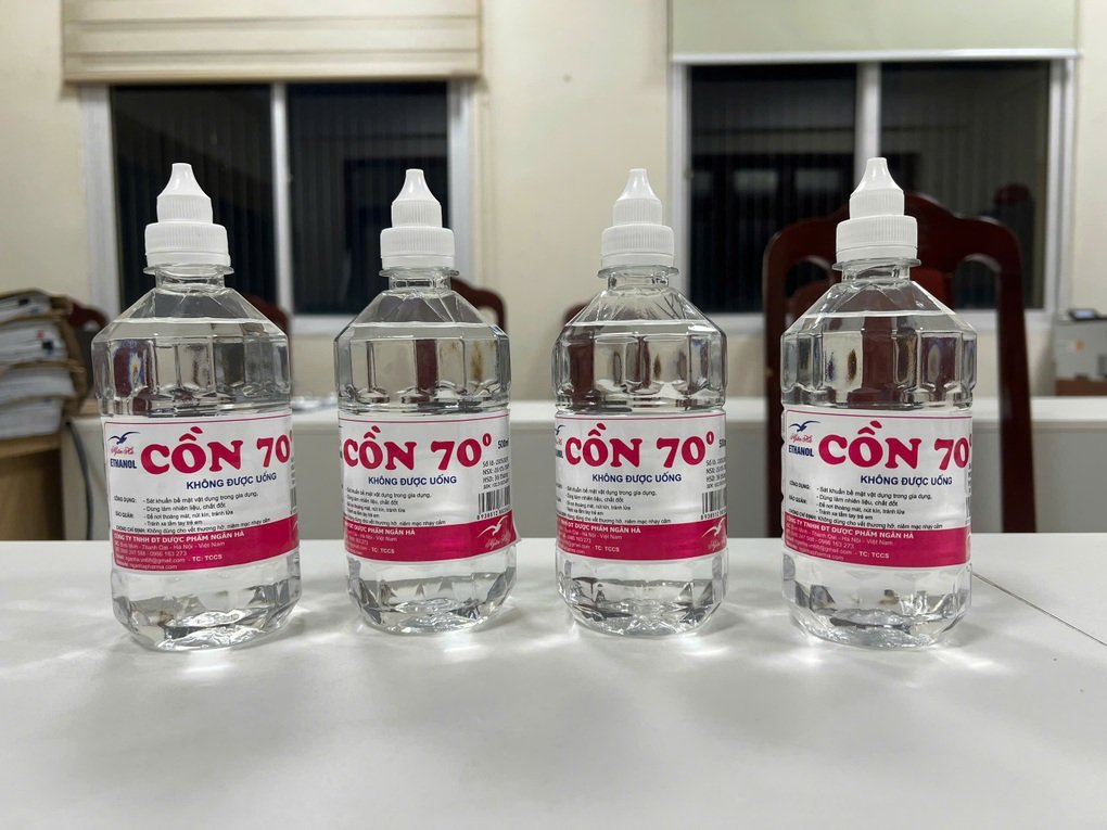 Phó chủ tịch thị trấn ở Hà Nội bị bắt vì sản xuất cồn y tế giả - 2 Phó chủ tịch thị trấn ở Hà Nội bị bắt vì sản xuất cồn y tế giả - 2