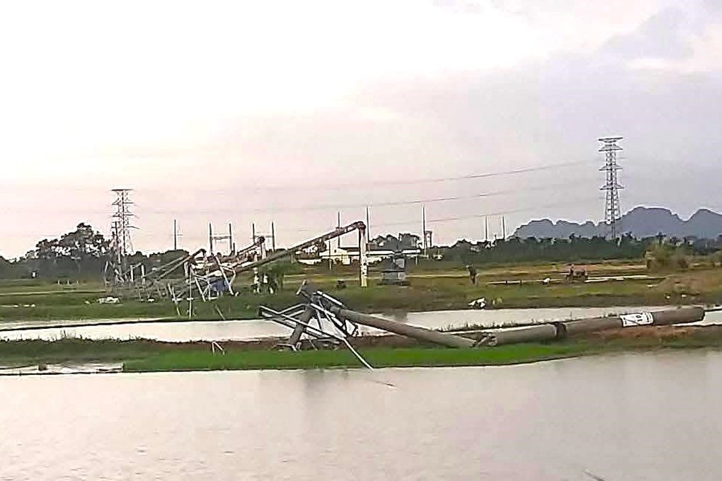 Hàng loạt trụ điện bị dông lốc quật gãy đôi ở Thanh Hóa - 1 Hàng loạt trụ điện bị dông lốc quật gãy đôi ở Thanh Hóa - 1